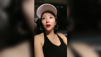 欲火中烧的女人引诱陌生人在车里做爱