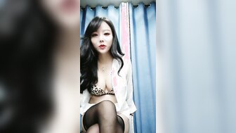 黑色丝袜和安全高跟鞋性感女孩暨在她的嘴里