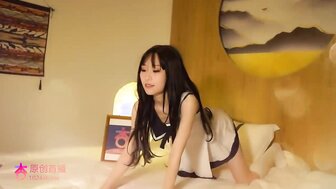可爱的学生在公共场合与同学见面时震动她的阴部