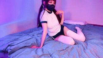 摄影师穿着学校运动服乱搞少女