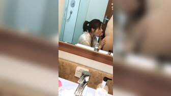欲火中烧的女朋友穿着丁字裤在洗手间口交[1]