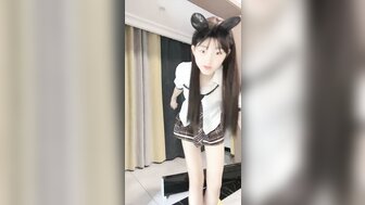 与穿着校服的无辜女孩发生性关系