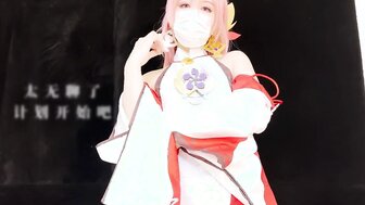 漂亮的角色扮演者脚交和骑在公鸡上
