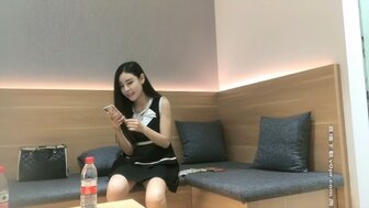 联播和他妈的硬漂亮的腿女孩