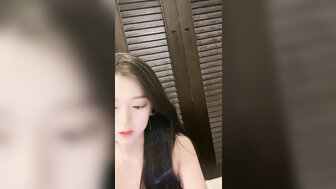 美丽的女孩被狠狠地操，变得欲火中烧