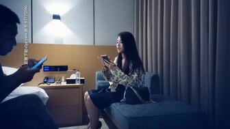 与穿着高跟鞋和黑丝袜的应召女郎发生性关系