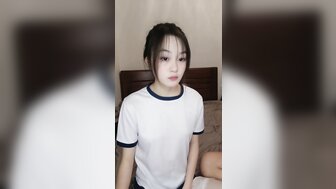 与穿着运动服和丝袜的白皮肤女孩做爱