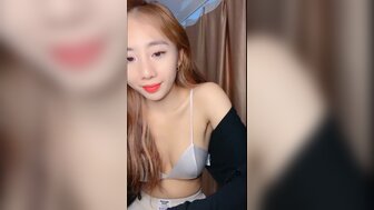 穿着性感服装的美丽宝贝骑在鸡巴上