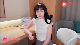 十几岁的女孩因为当演员而与电影导演发生性关系