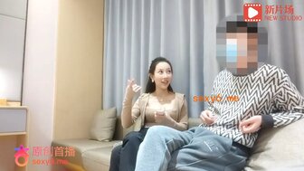 勾搭一个苗条皮肤白皙的女孩擅长口交