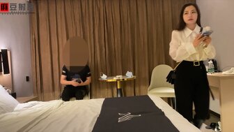 美丽的马尾辫女人骑在鸡巴上，让男人很容易射精
