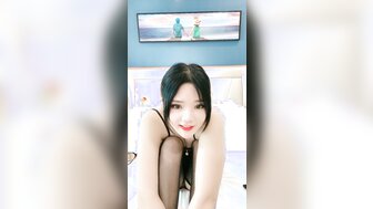 饥渴的妻子与穿着黑色丝袜和护士服装的丈夫做爱