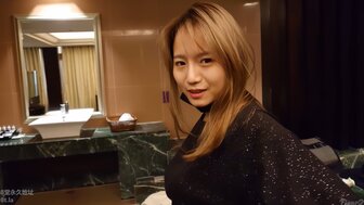 漂亮丰满的女孩乳交和骑在鸡巴上