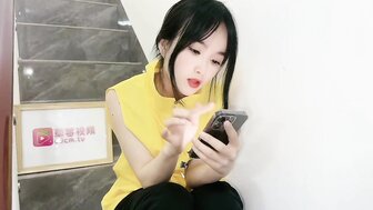 他妈的无辜的青少年女孩是一名送货员