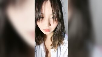 他妈的可爱的女孩穿着衬衫大声呻吟