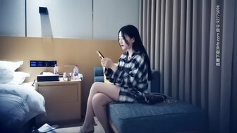 在村里勾搭一个皮肤白皙、苗条的女人