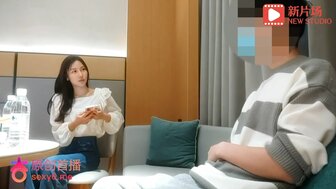勾搭一个优雅聪明的女孩，在性爱过程中发现了相机