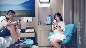 小狗性交甜美丰满的女孩穿着灰色丝袜