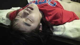 与青少年女孩的药物性交和三人行