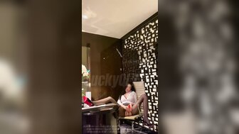 丈夫三人行与饥渴的 OL 西装妻子和他的朋友