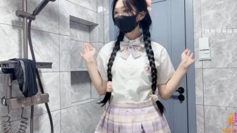 美丽的女学生引诱她的姐夫并骑在他的鸡巴上