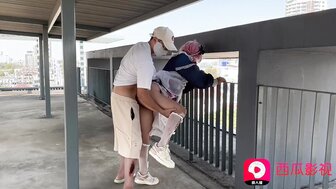 摄影师小狗在屋顶上操 Lolta 女孩