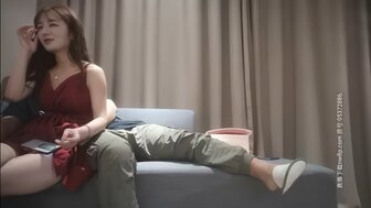 勾搭一个穿红裙子的漂亮女人，她骑在鸡巴上