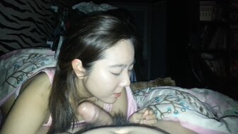 漂亮女孩和她的狗一起吃她男朋友的鸡鸡