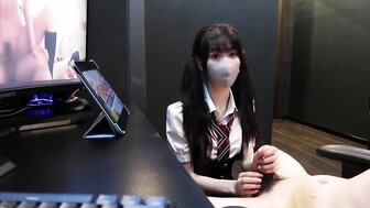 天真又漂亮的少女提供脚交、脚交和她的阴部