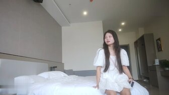 勾搭一个 19 岁的少女，当她被猛烈性交时她感到疼痛