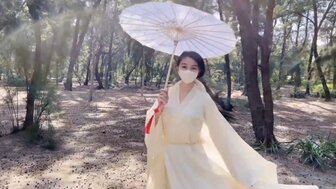 穿着传统服装的硬他妈的白皙皮肤的女孩