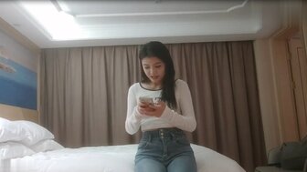 勾搭一个穿着黑丝袜的饥渴女人，连续两次获得高潮