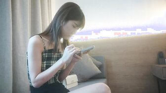 勾搭一个 24 岁的酷女人，几乎想操她