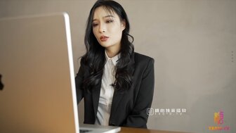 拥有性感双腿和漂亮乳房的漂亮 OL 被性交到高潮