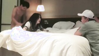 丈夫看着他的妻子与其他男人做爱并达到高潮