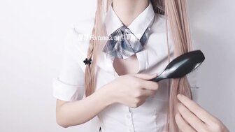 中出穿着校服的女学生