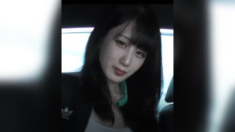 漂亮女人拥有出色的口交技术，她在车里给他口交
