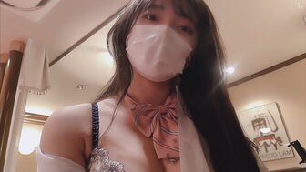 可爱的巨乳女学生帮助男人自慰并骑在鸡巴上