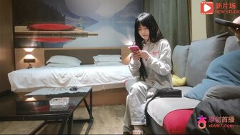勾搭一名青少年大学生，在换了两个妓女后，她的阴户变成了粉红色