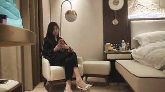 年轻小伙子用力操老美女，让她射精