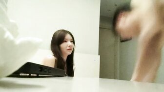 勾搭一个欲火中烧的女人，并用力性交她的双腿