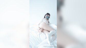 [香港辣妹] 漂亮的少女，拥有紧致无毛的阴户，在镜头前自慰