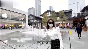 通过应用程序勾搭一个辣妹，一起去成都旅游，在酒店做爱