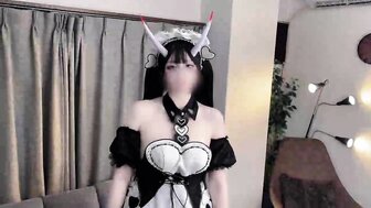 欲火中烧的少女与穿着女仆制服的摄影师发生性关系
