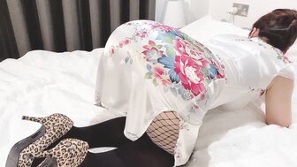 漂亮的屁股妻子穿着旗袍和丝袜来满足丈夫的兴趣