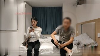 勾搭一个热辣的女学生，在做爱时说脏话
