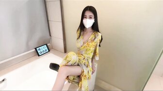 拥有完美身材的女人在浴室做爱