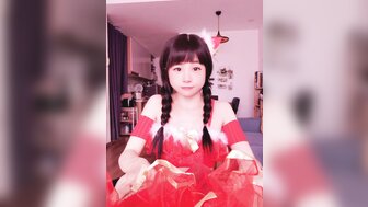 可爱女孩的圣诞礼物是休公鸡