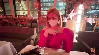 紧身裙黑丝袜辣妹给糖爹带来圣诞惊喜