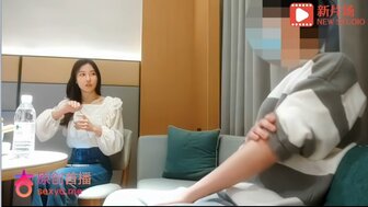 勾搭一个漂亮的女孩，身材苗条，黑色丝袜